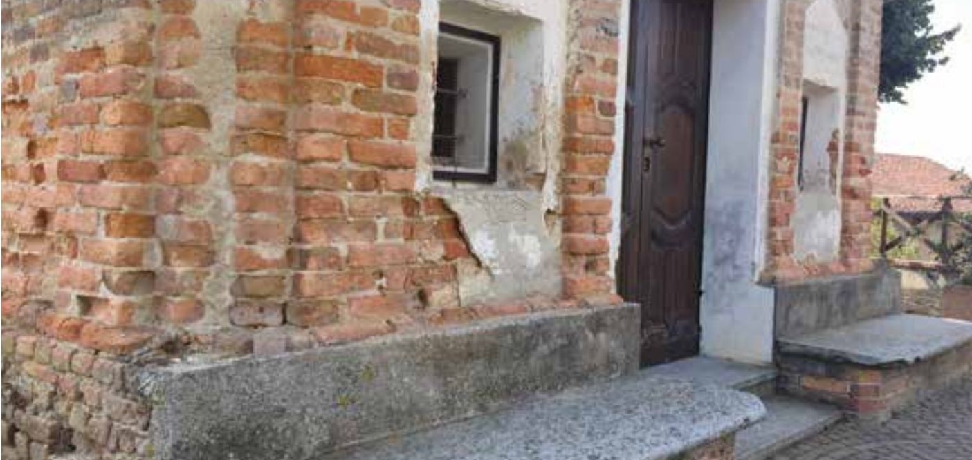 Muro con intonaco degradato da umidità di risalita